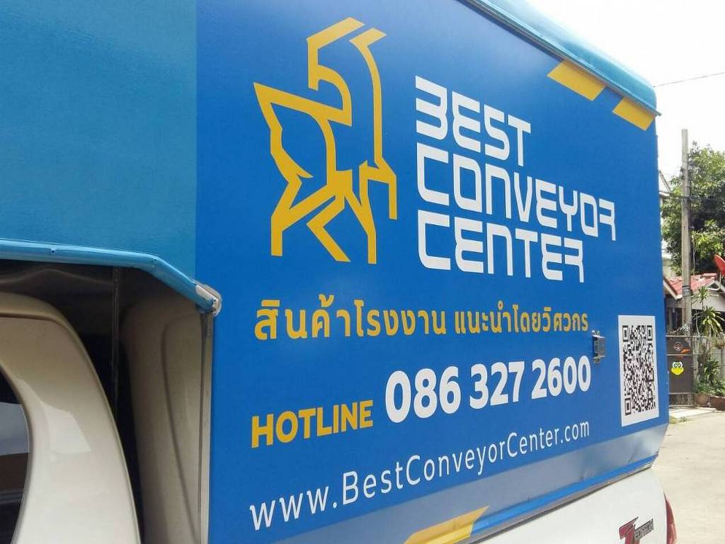 งานติดโลโก้และข้อมูลข้างรถตู้ทึบสีน้ำเงิน ช่วยระบุตัวตนและเพิ่มความน่าเชื่อถือให้กับรถบริการองค์กรเชิงพาณิชย์ 5.3 สติ๊กเกอร์โลโก้และข้อมูลบนรถ