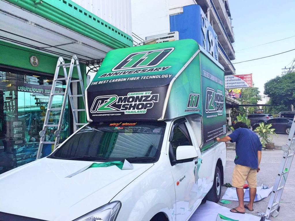 ทีมช่างผู้เชี่ยวชาญกำลังติดตั้งสติ๊กเกอร์รถกระบะบริษัทแบบตู้ทึบ โชว์ขั้นตอนการรีดแผ่นฟิล์มอย่างประณีต