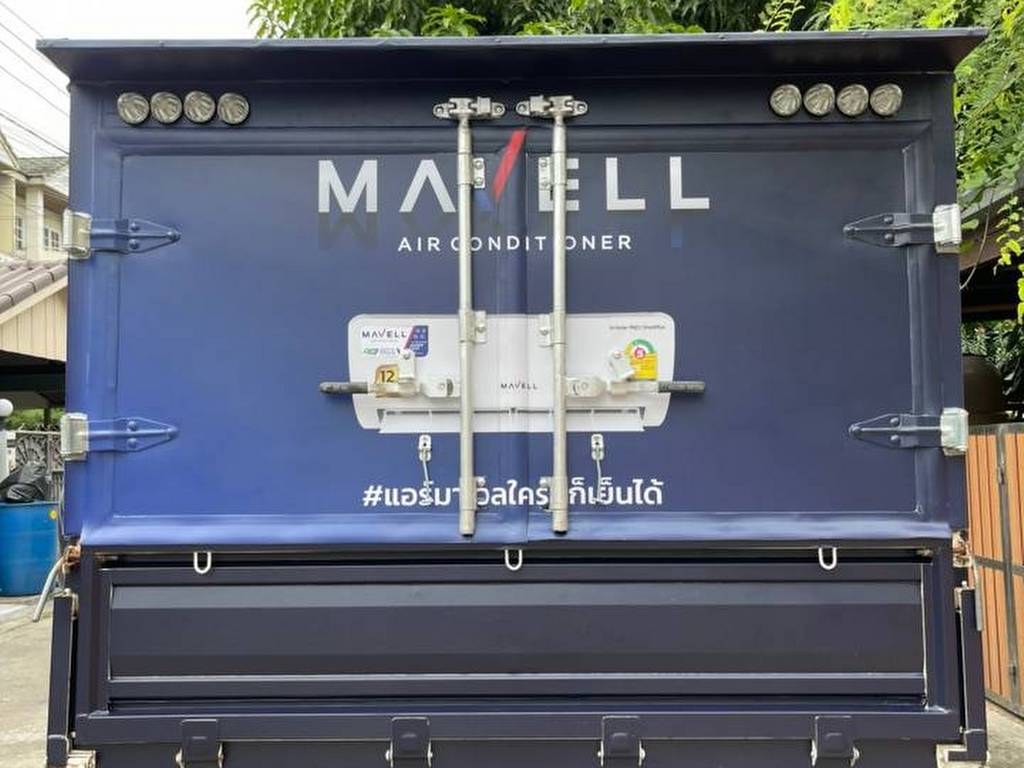 สติ๊กเกอร์ติดท้ายรถกระบะบริษัท โชว์การเก็บขอบฟิล์มรอบบานพับและกลอนประตูตู้หลังคาอย่างประณีต