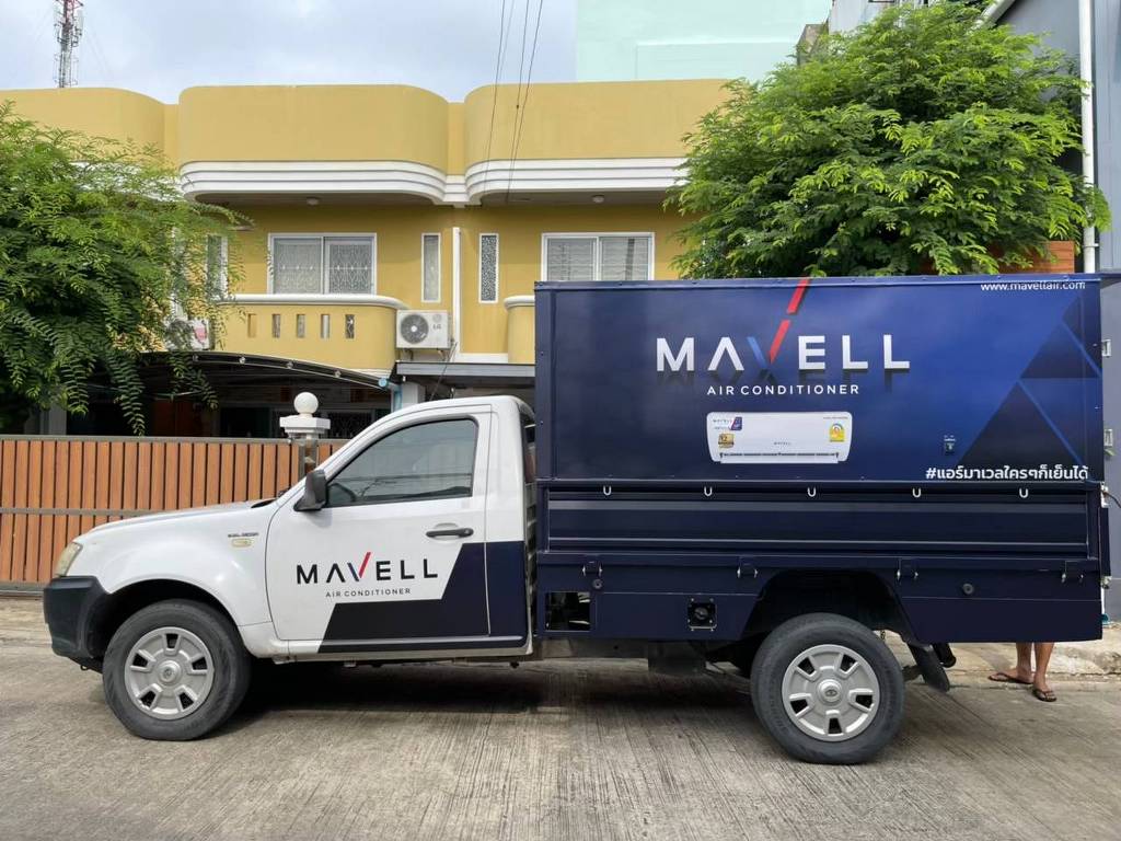 งานแบรนดิ้งประตูรถกระบะองค์กร ตัดขอบสติ๊กเกอร์ตามแนวเส้นประตูหน้าต่างอย่างประณีต