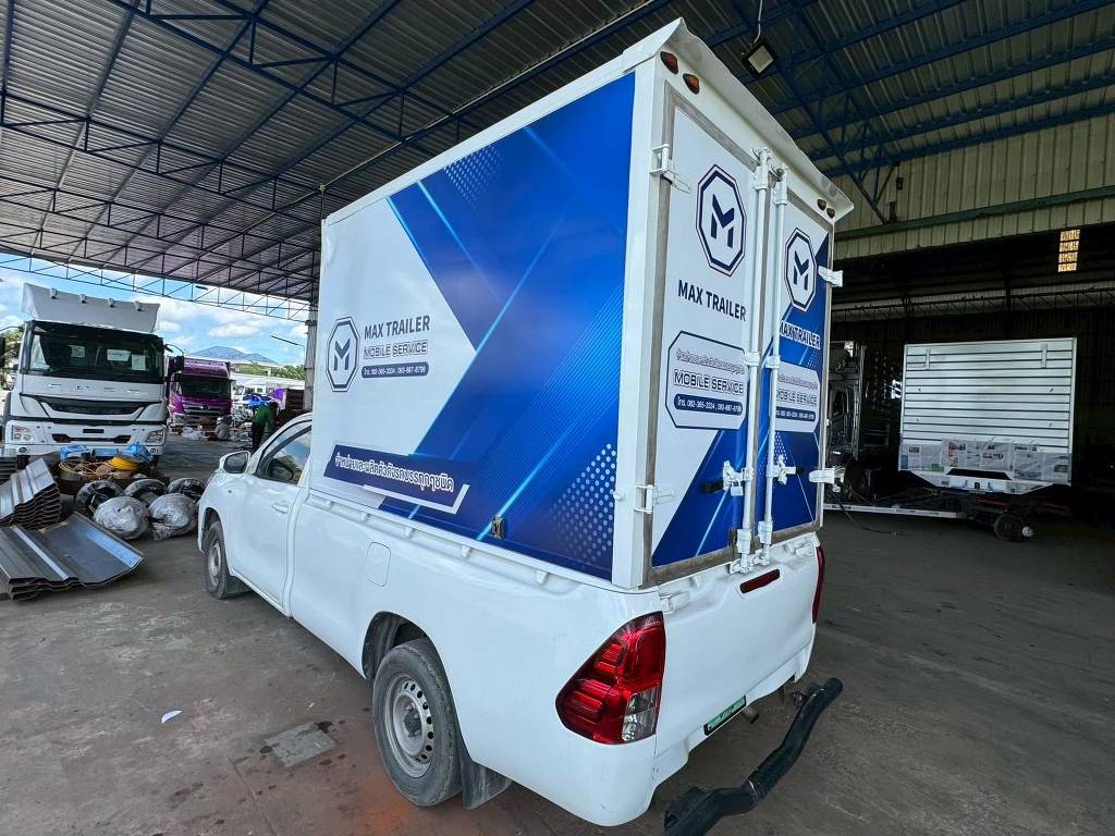 พื้นผิวสติ๊กเกอร์แร็ปรถกระบะบริษัทที่ตึงเนียน แนบสนิทไปกับขอบอลูมิเนียมและร่องยางของตู้บรรทุก