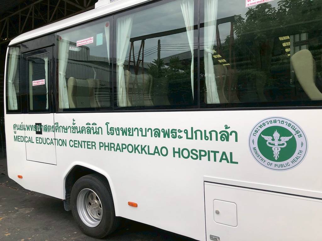 งานพิมพ์ดิจิทัลสติ๊กเกอร์วงกลมโลโก้ขนาดใหญ่ติดข้างรถบริการการแพทย์ภาคสนาม สีสันสม่ำเสมอไม่ผิดเพี้ยน