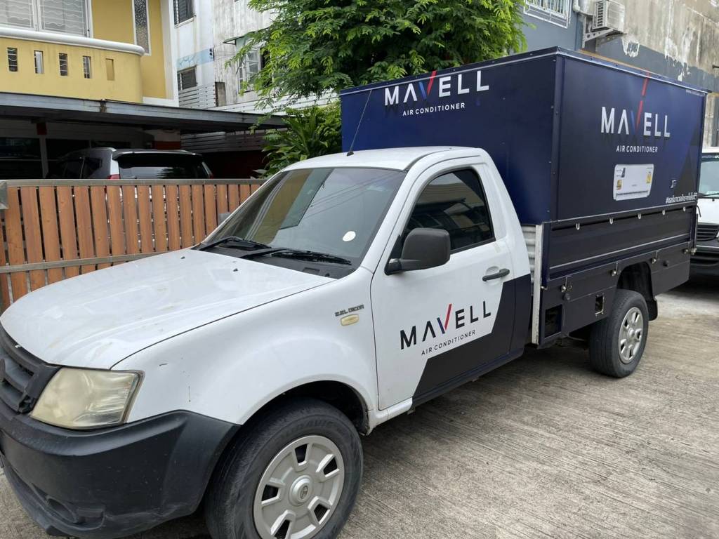 รถกระบะบริษัทตอนเดียวหลังคาสูง ติดสติ๊กเกอร์แร็ปด้านข้างแบรนด์ MAVELL โทนสีน้ำเงินขาว