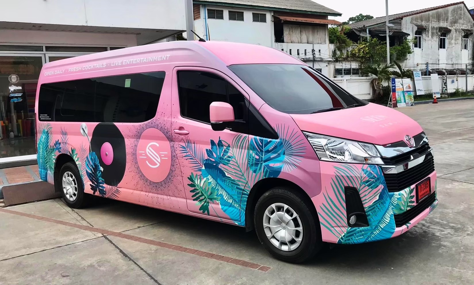 งานสติ๊กเกอร์รถตู้รับส่งลูกค้ามุมมองฝั่งขวา โชว์การรีดสติ๊กเกอร์เนียนเรียบบนพื้นผิวตัวถัง