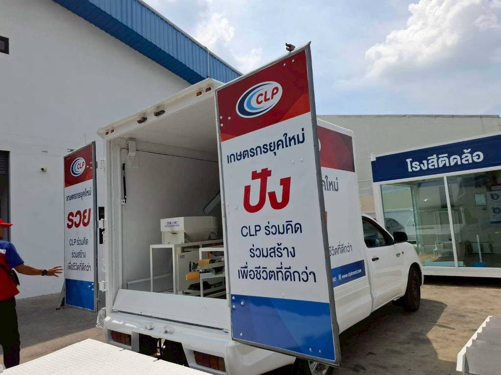 งานติดสติ๊กเกอร์แแผงปีกนกด้านข้างรถบรรทุกบริการเทคนิคและรถโมบายเคลื่อนที่ คุมสัดส่วนกราฟิกหลบขอบยางกันน้ำ