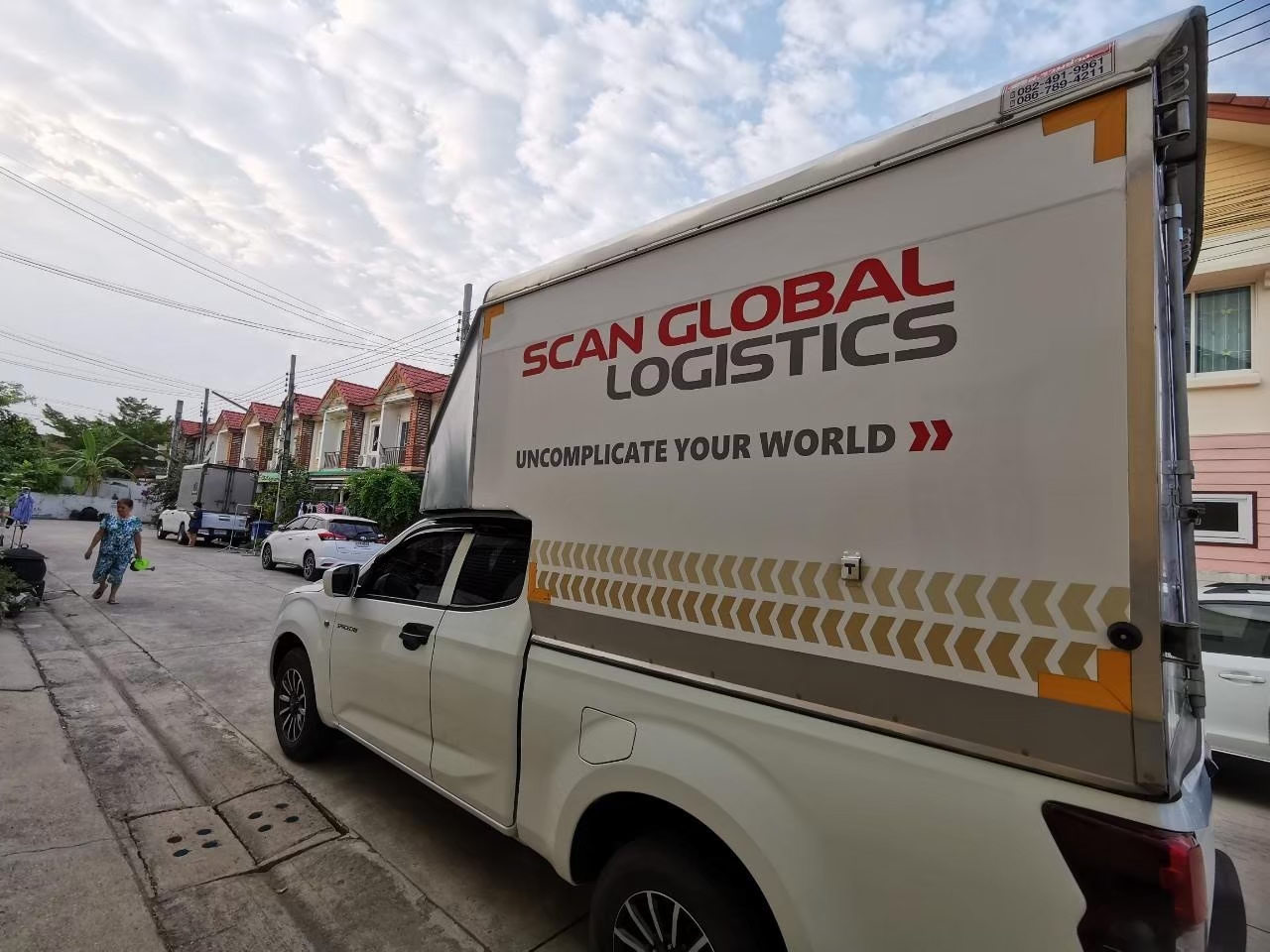 สติ๊กเกอร์แร็ปรถขนส่งสินค้าตู้ทึบ Scan Global Logistics มุมมองด้านข้าง แสดงกราฟิกโลโก้และแถบลูกศรสะท้อนอัตลักษณ์องค์กร
