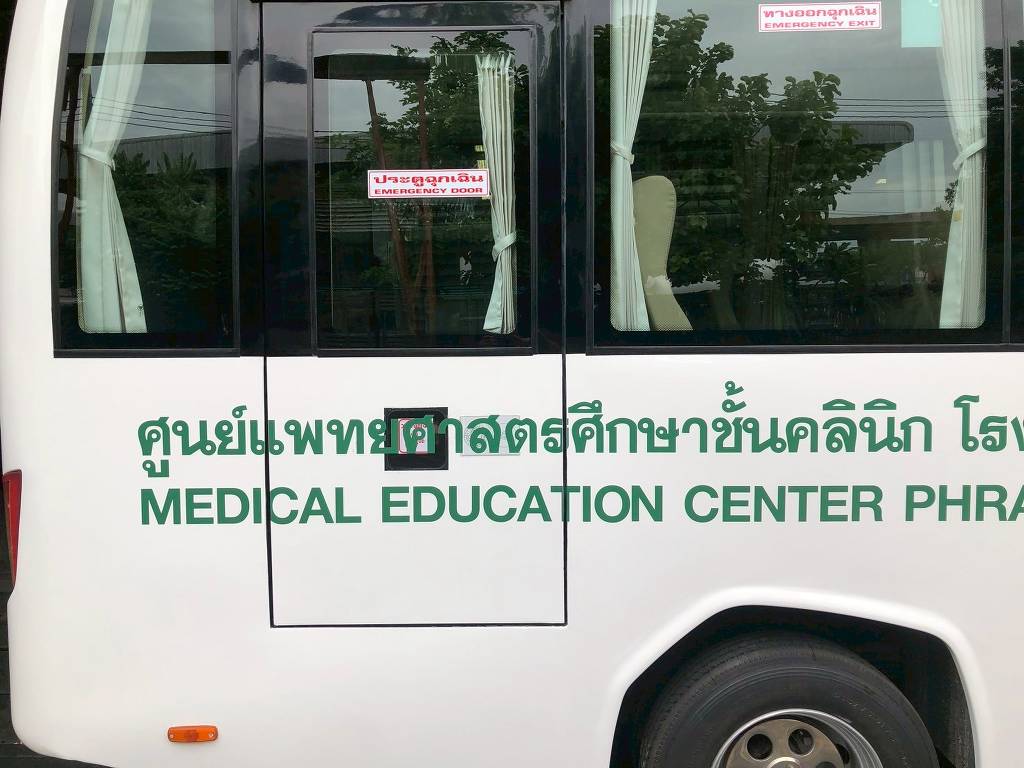 สติ๊กเกอร์แร๊ปรถบริการภาคสนาม เจาะลึกประตูฉุกเฉินและข้อความไดคัทสีแดง ทางออกฉุกเฉิน EMERGENCY DOOR อ่านง่ายเด่นชัดสำหรับการต่อตัวอักษร