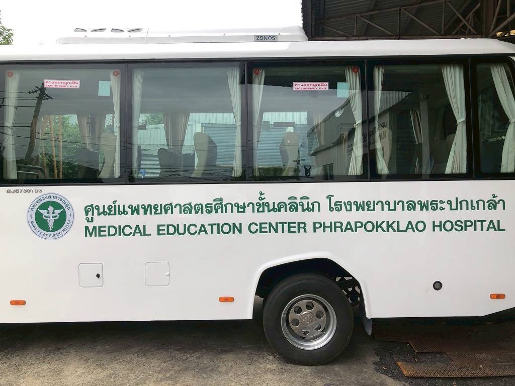 สติ๊กเกอร์แร๊ปรถบริการภาคสนาม ติดประตูกลางและขอบกระจกบานหน้าต่างระบุข้อความโรงพยาบาลพระปกเกล้าชัดเจน