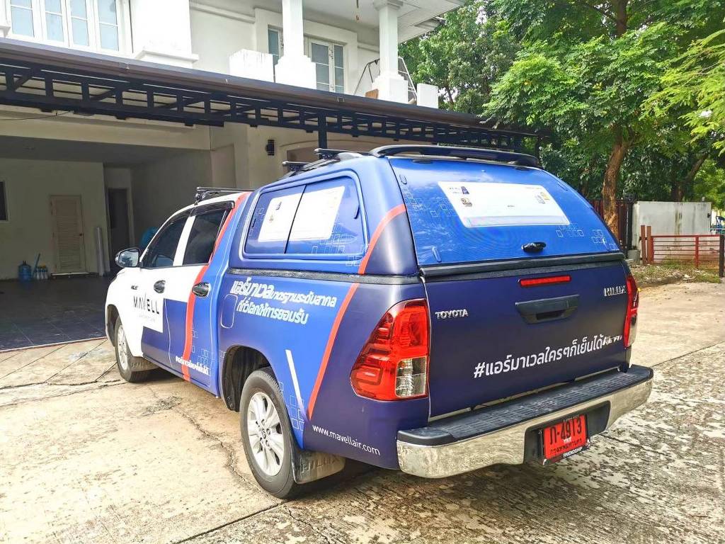 สติ๊กเกอร์ติดท้ายรถบริการภาคสนามและกระจกหลังคาแครี่บอย สื่อสารช่องทางติดต่อและเว็บไซต์แบรนด์ชัดเจน