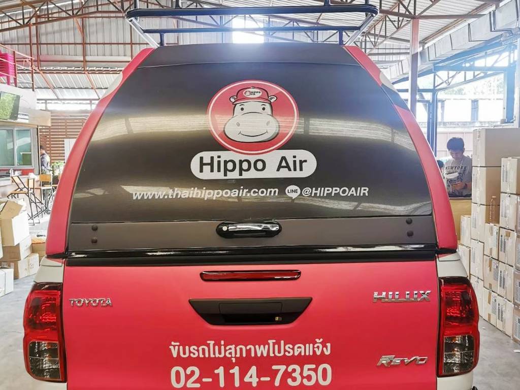 สติ๊กเกอร์แร๊ปรถบริการภาคสนาม บริเวณกระจกบานท้ายหลังคาตู้ไฟเบอร์ พิมพ์ตราสัญลักษณ์โลโก้ Hippo Air และช่องทางคิวอาร์โค้ดไลน์ไอดีเด่นชัด