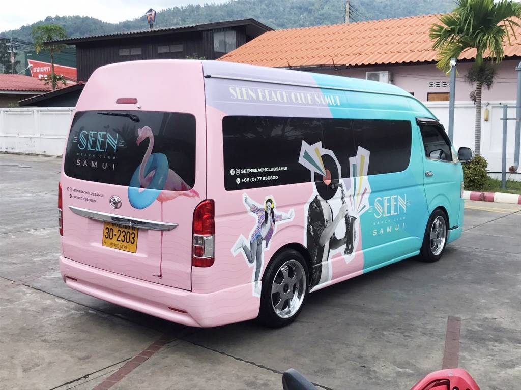 ตกแต่งรถตู้รับส่งของธุรกิจรีสอร์ทด้วยการแร็ปสติ๊กเกอร์คุณภาพสูง เก็บขอบเนี๊ยบทุกจุดโดยช่างผู้เชี่ยวชาญ