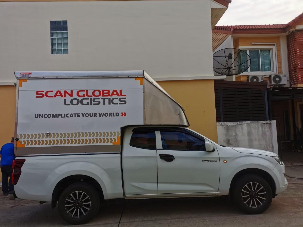 ภาพรวมรถขนส่งสินค้าตู้ทึบฝั่งขวา ติดตั้งสติ๊กเกอร์โลโก้ Scan Global Logistics ด้วยมาตรฐานงานฟลีท B2B
