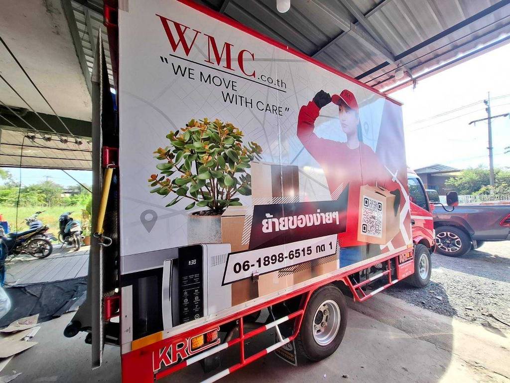 สติ๊กเกอร์ติดท้ายรถบรรทุกขนส่งโลจิสติกส์ WMC บริเวณประตูท้ายและลิฟท์ยกของ โชว์ QR Code และเบอร์ติดต่อชัดเจน