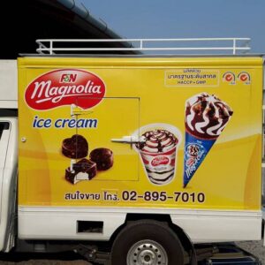 สติ๊กเกอร์รถส่งของ แร๊ปข้างตู้รถบรรทุกห้องเย็นส่งไอศกรีม F&N Magnolia พื้นหลังสีเหลืองพรีเมียมพิมพ์ภาพกราฟิกไอศกรีมคมชัดสูง