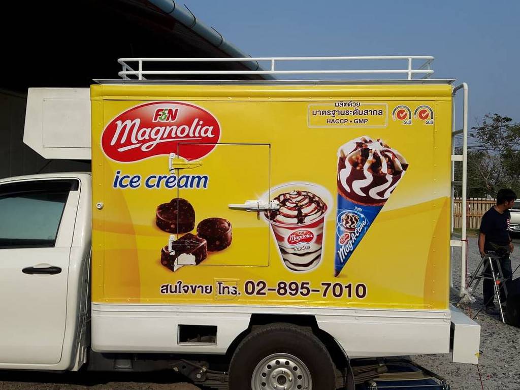 สติ๊กเกอร์รถส่งของ แร๊ปข้างตู้รถบรรทุกห้องเย็นส่งไอศกรีม F&N Magnolia พื้นหลังสีเหลืองพรีเมียมพิมพ์ภาพกราฟิกไอศกรีมคมชัดสูง