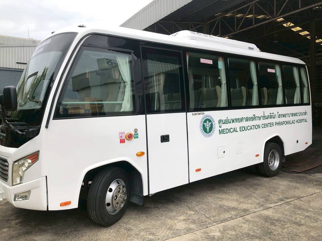 สติ๊กเกอร์แร๊ปรถบริการภาคสนามประเภทรถมินิบัสแพทย์เคลื่อนที่โรงพยาบาลพระปกเกล้า ไดคัทข้อความสีเขียวเข้มคมชัดสูงโดย Aura Print