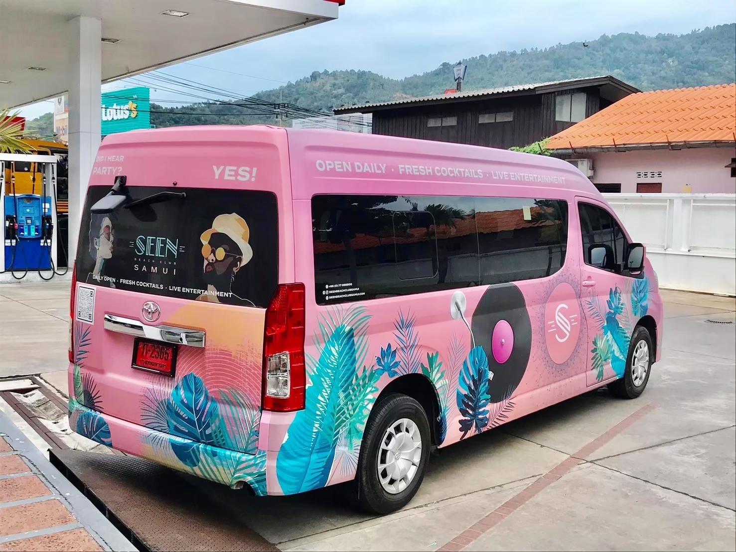 ด้านหลังรถตู้บริษัทติดตั้งสติ๊กเกอร์ซีทรูบนกระจก Perforated Window Film ลายกราฟิกแผ่นเสียง