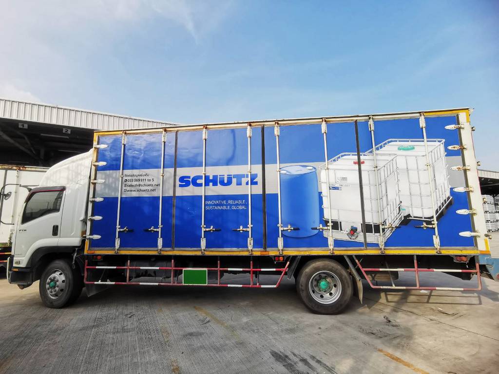 สติ๊กเกอร์แร๊ปรถขนส่งโลจิสติกส์ ด้านข้างรถบรรทุก 10 ล้อตู้ทึบแบรนด์ SCHÜTZ พิมพ์ลายดิจิทัลภาพถังอุตสาหกรรมสีน้ำเงินคมชัดสูง