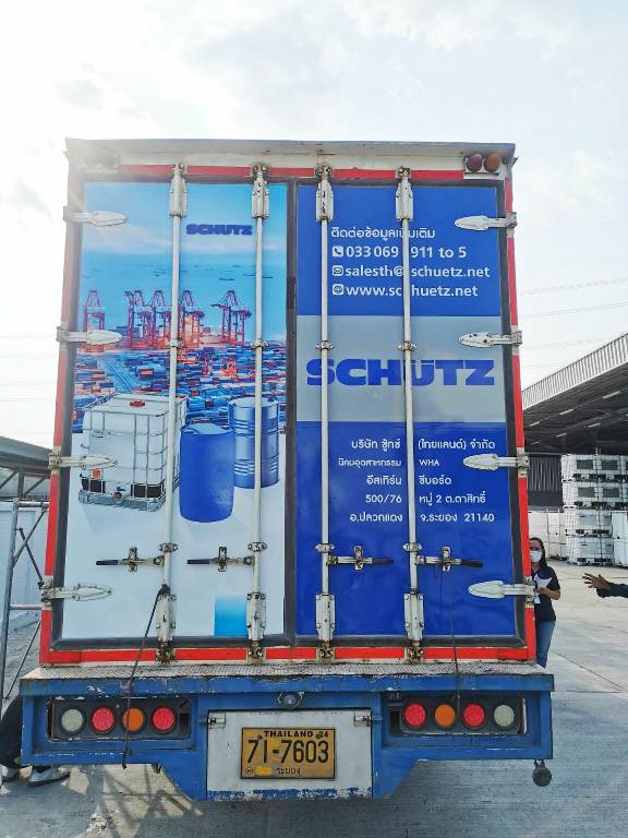สติ๊กเกอร์แแร๊ปรถขนส่งโลจิสติกส์ มุมตรงฝาประตูท้ายคู่รถบรรทุกใหญ่ ทะเบียน 71-7603 ระยอง พิมพ์ข้อมูลติดต่อและช่องทางเว็บไซต์ชัดเจน