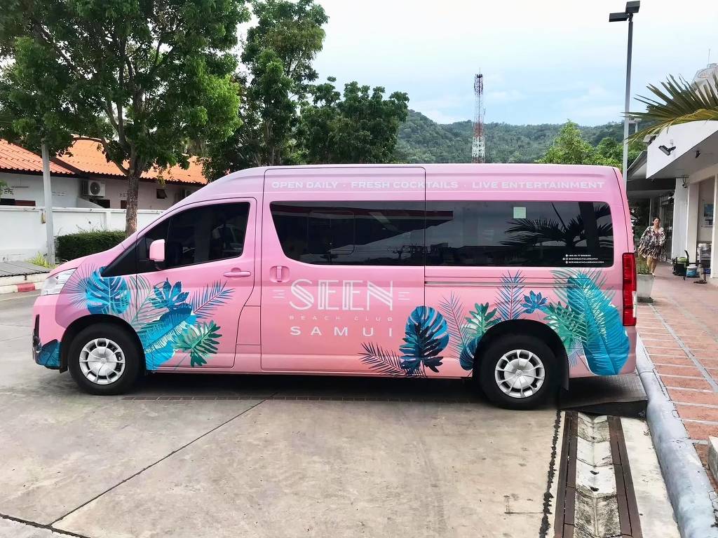รถตู้รับส่งลูกค้าธุรกิจโรงแรมติดตั้งสติ๊กเกอร์ด้านข้างเพื่อทำ Fleet Branding