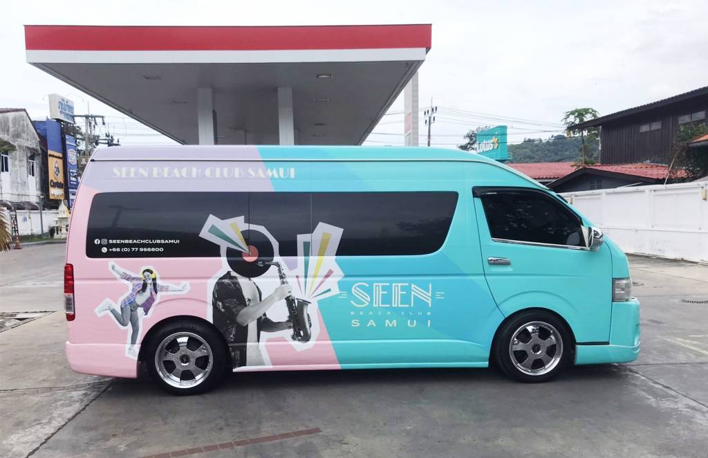 ภาพถ่ายด้านข้างตรงของรถตู้บริษัท โชว์งานกราฟิก Custom Design ลายแซกโซโฟนบนพื้นผิวทูโทน
