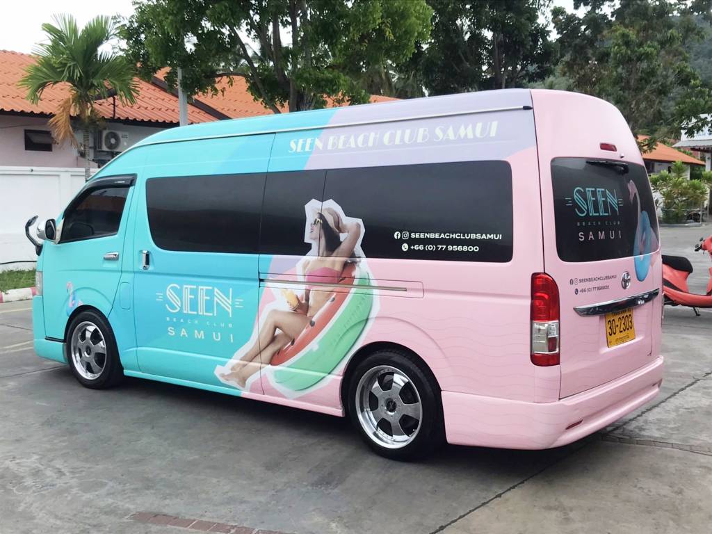 รถตู้บริการของบีชคลับแร็ปสติ๊กเกอร์ลายทูโทน ฟ้า-ชมพู โชว์งานกราฟิกบนกระจกข้างและท้ายรถ