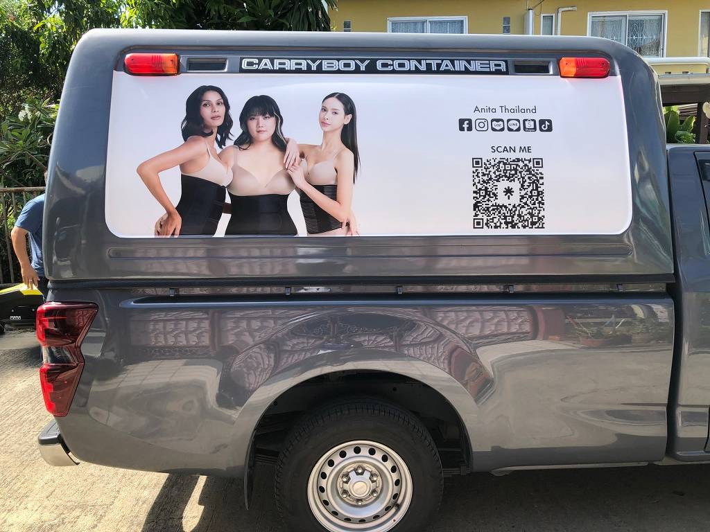 รถกระบะทีมขายบริษัทติดสติ๊กเกอร์โฆษณาบนตู้ Carryboy พร้อม QR Code ขนาดใหญ่สำหรับงาน Sales Team Vehicle Wrap