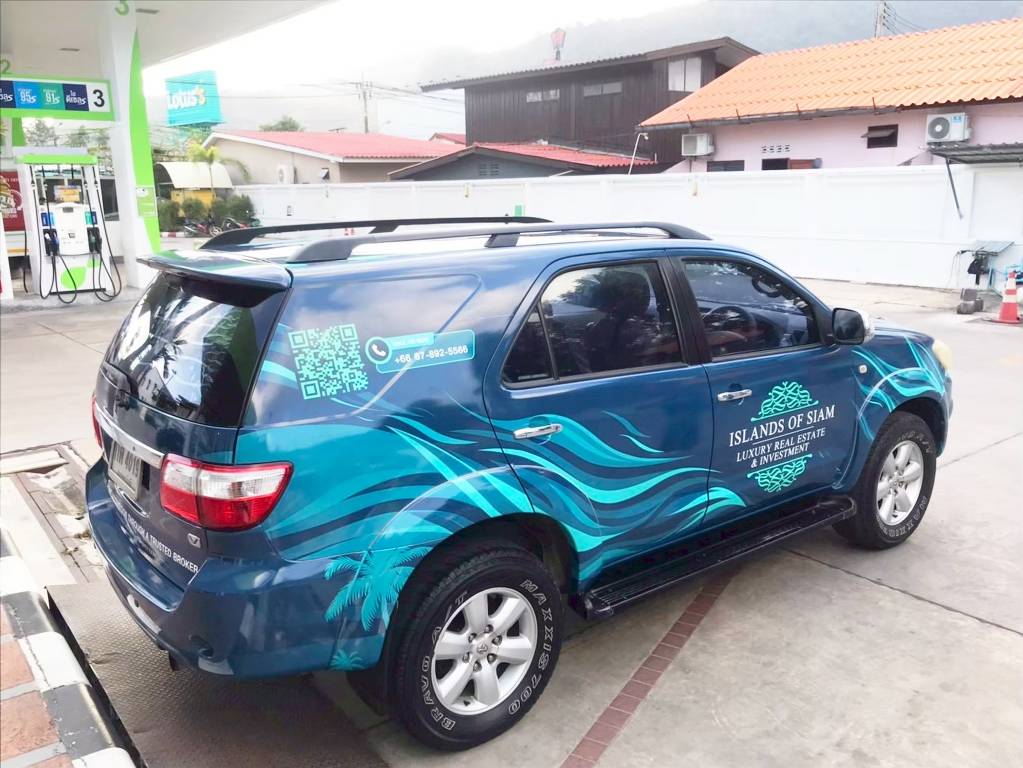 สติ๊กเกอร์ติดท้ายรถเซลล์องค์กรพร้อม QR Code และเบอร์โทรศัพท์ติดต่อฝ่ายขายที่มองเห็นเด่นชัดจากระยะไกล