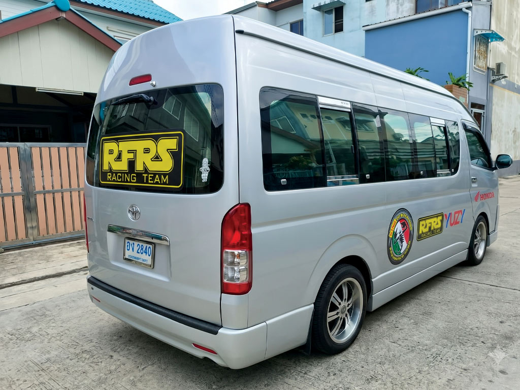 รถตู้ Toyota Commuter ติดตั้งสติ๊กเกอร์โลโก้รอบคัน สะท้อนผลลัพธ์ที่ดีจากการดูแลและบำรุงรักษางานฟลีทรถองค์กรอย่างเป็นระบบ