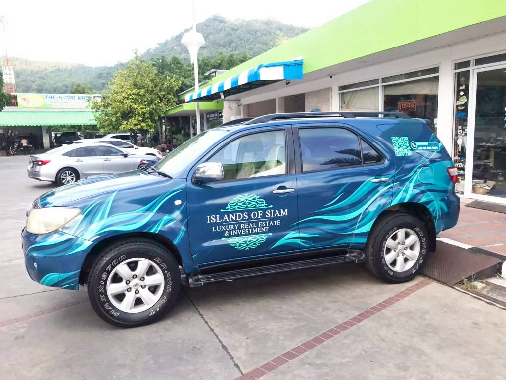 สติ๊กเกอร์ติดข้างรถเซลล์บริษัทประเภท SUV มองเห็นโลโก้และชื่อแบรนด์ชัดเจนสะดุดตาขณะขับขี่โฆษณาเคลื่อนที่
