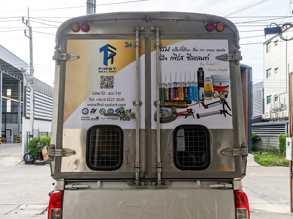 สติ๊กเกอร์ข้อมูลติดต่อบนรถขนส่งขนาด 4 ล้อตู้ทึบ สำหรับการกระจายสินค้าขององค์กร