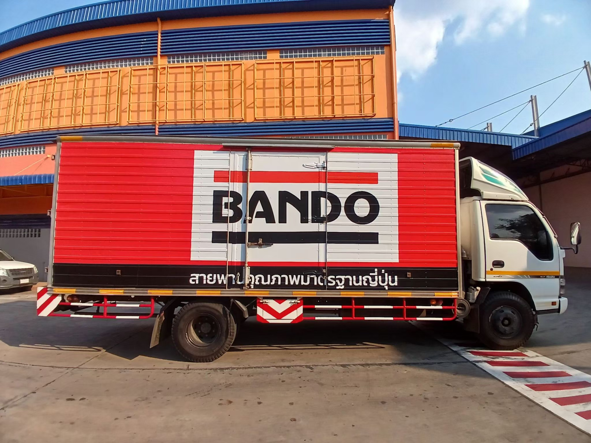 สติ๊กเกอร์แร๊ปรถขนส่งโลจิสติกส์ ด้านข้างตู้บรรทุกสินค้าแบรนด์สายพานญี่ปุ่น คุมระบบสีประจำแบรนด์ตัดเส้นขอบข้อความสโลแกนชัดเจนเด่นตา