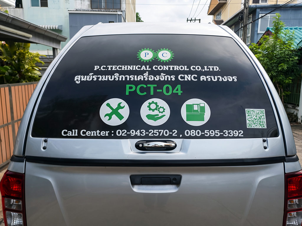 เลขประจำคันรถบริษัท หมายเลข PCT-04 แบบไดคัทติดกระจกท้ายรถบริการเทคนิคคู่กับชุดป้ายสติ๊กเกอร์ข้อมูลหลัก
