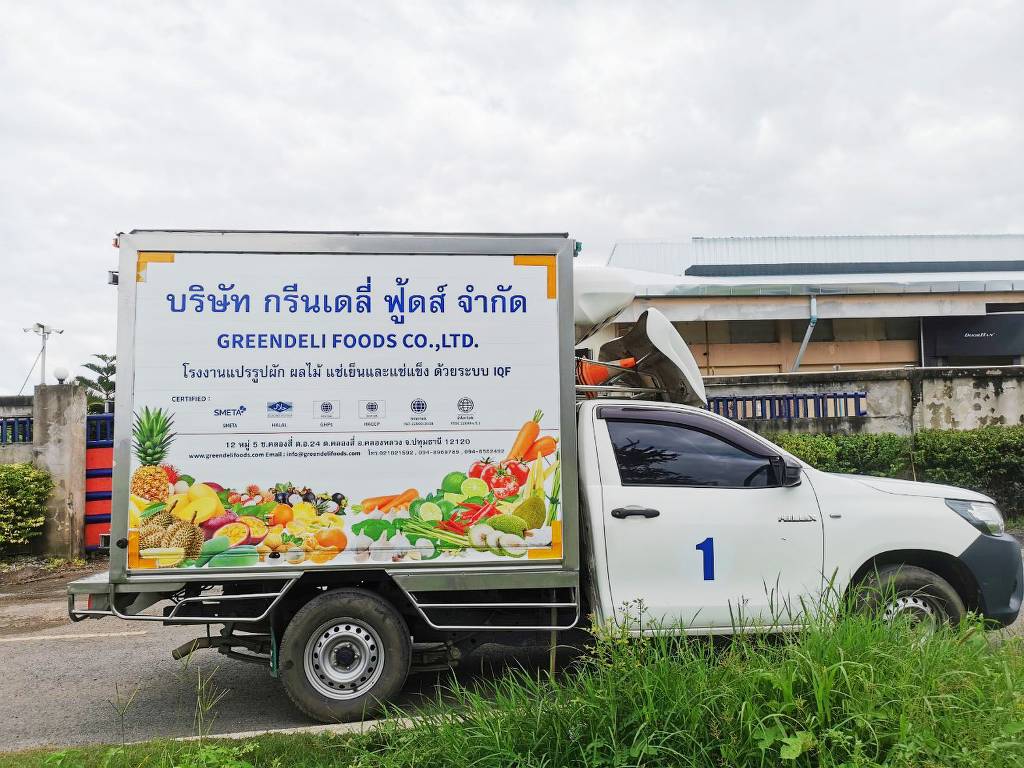 งานพิมพ์สติ๊กเกอร์ข้างรถกระบะบริษัท ระบุที่อยู่เว็บไซต์และอีเมลอย่างครบถ้วนสำหรับคู่ค้า B2B