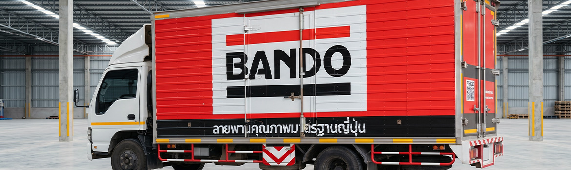 ผลงานการติดตั้งสติ๊กเกอร์แร็ปรถโลจิสติกส์ตู้ทึบสีแดงแบรนด์ BANDO บนพื้นผิวลอนตู้คอนเทนเนอร์เหล็กอย่างแนบสนิทโดย Aura Print