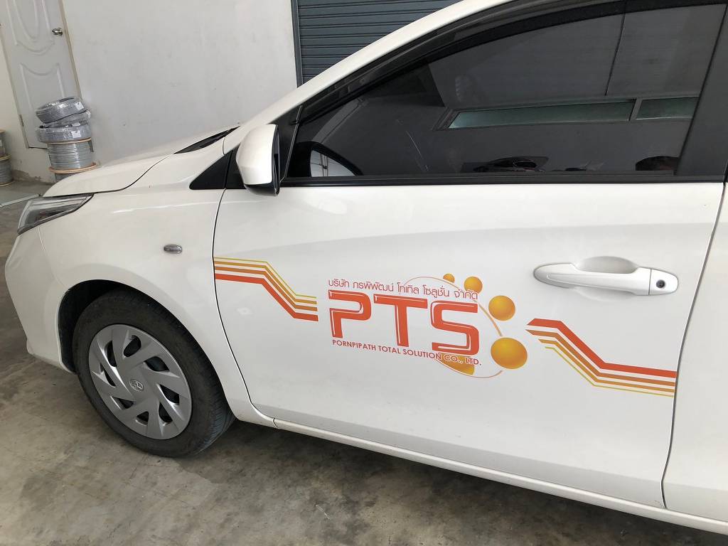 ระบบคุมเฉดสีสติ๊กเกอร์ประตูรถบริษัท เม็ดสีแน่นชัดเจน ตรงตามต้นฉบับคู่มือการบริหารแบรนด์ขององค์กร