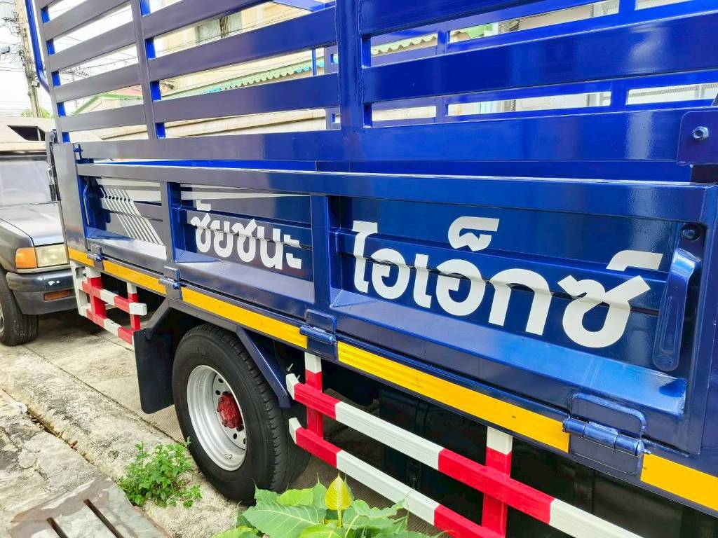 งานติดสติ๊กเกอร์ชื่อบริษัทขนส่งบริเวณด้านข้างกระบะรถบรรทุกแบบเหล็ก