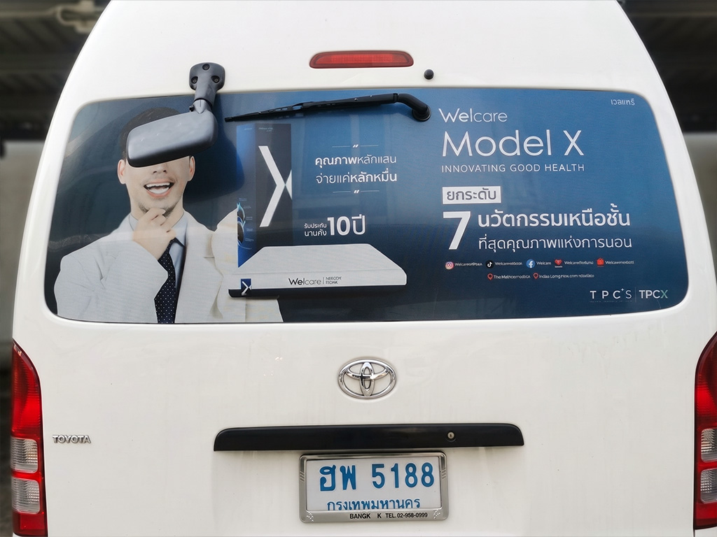 ภาพซูมรายละเอียดงานติดตั้งสติ๊กเกอร์ติดหลังรถตู้บริษัทเก็บขอบรอยต่อได้เนียนเรียบไร้ริ้วรอย