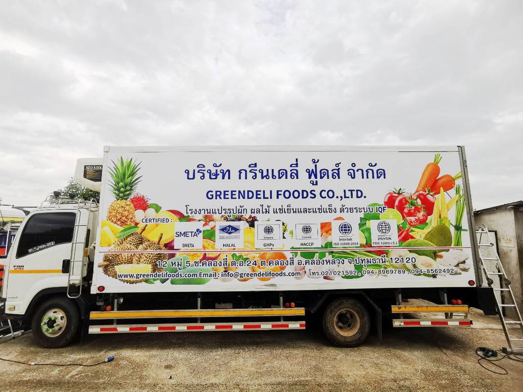 รถบรรทุก 6 ล้อตู้ทึบติดสติ๊กเกอร์บริษัท แจ้งเบอร์โทรและช่องทางติดต่อสำหรับธุรกิจขนส่งอาหาร
