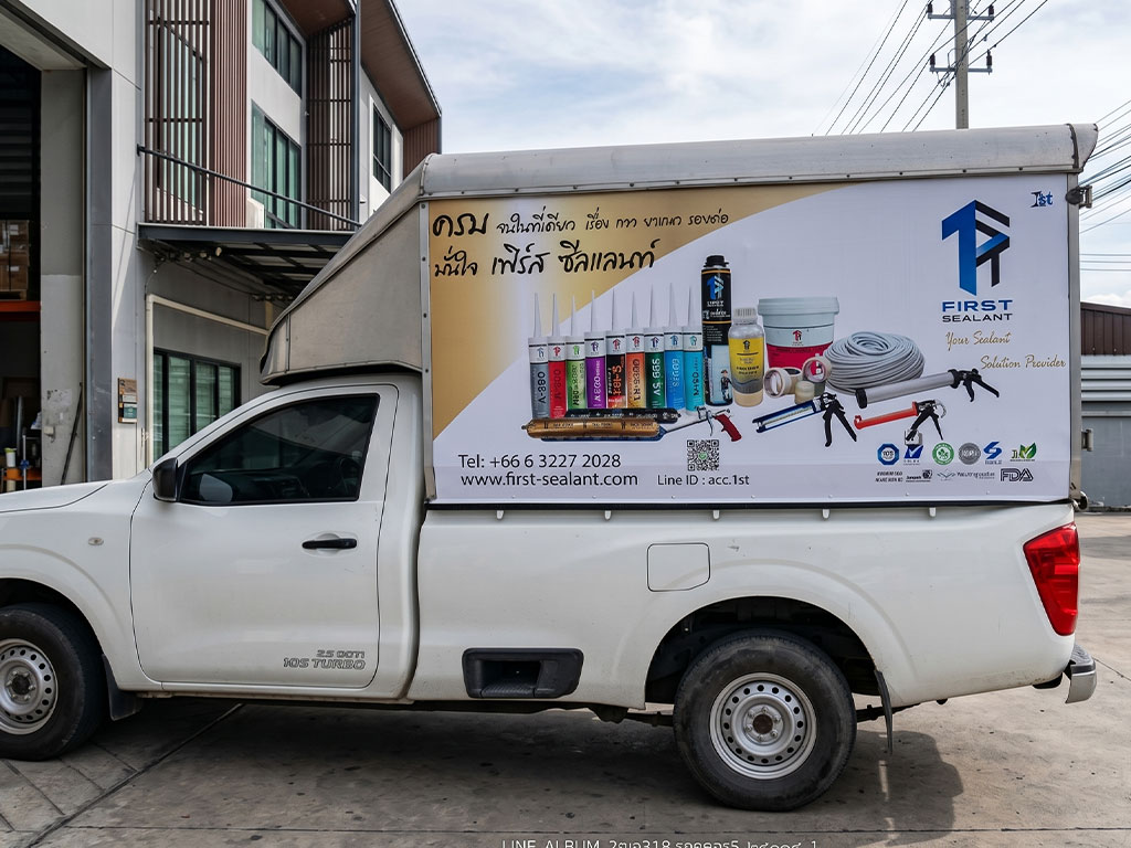รถบริษัทกระบะตู้ทึบติดสติ๊กเกอร์โลโก้และเบอร์โทรศัพท์สำหรับงาน Logistics Branding