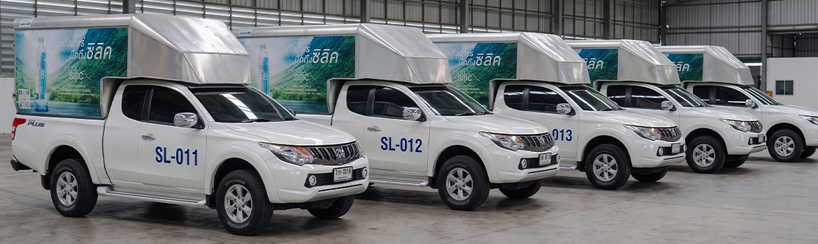 สติ๊กเกอร์เลขรถบริษัทรหัสต่อเนื่อง SL-011 ถึง SL-015 บนประตูรถกระบะขนส่งหลังคาสูงในคลังสินค้า สำหรับงานประเมินราคาโครงการรถฟลีทขนาดใหญ่