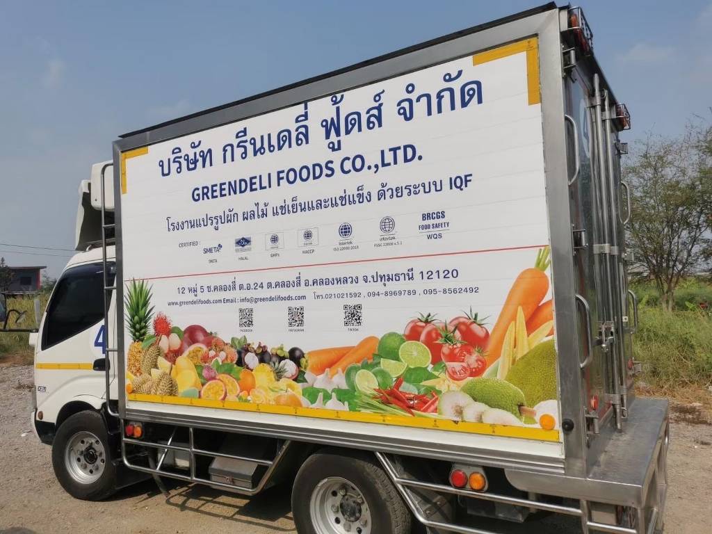สติ๊กเกอร์เลขรถบริษัทหมายเลข 6 ติดตั้งบนบอดี้ประตูหน้าและท้ายตู้ทึบร่วมกับงานพิมพ์สติ๊กเกอร์โฆษณาแบรนด์สินค้า