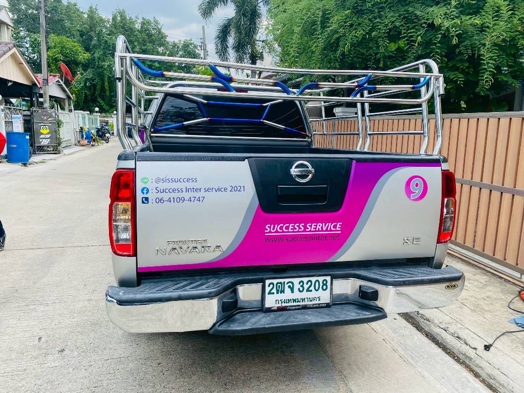 สติ๊กเกอร์ติดฝาท้ายกระบะบริษัทออกแบบร่วมกับลายข้างรถเพื่อสื่อสารแบรนด์ขณะรถติด