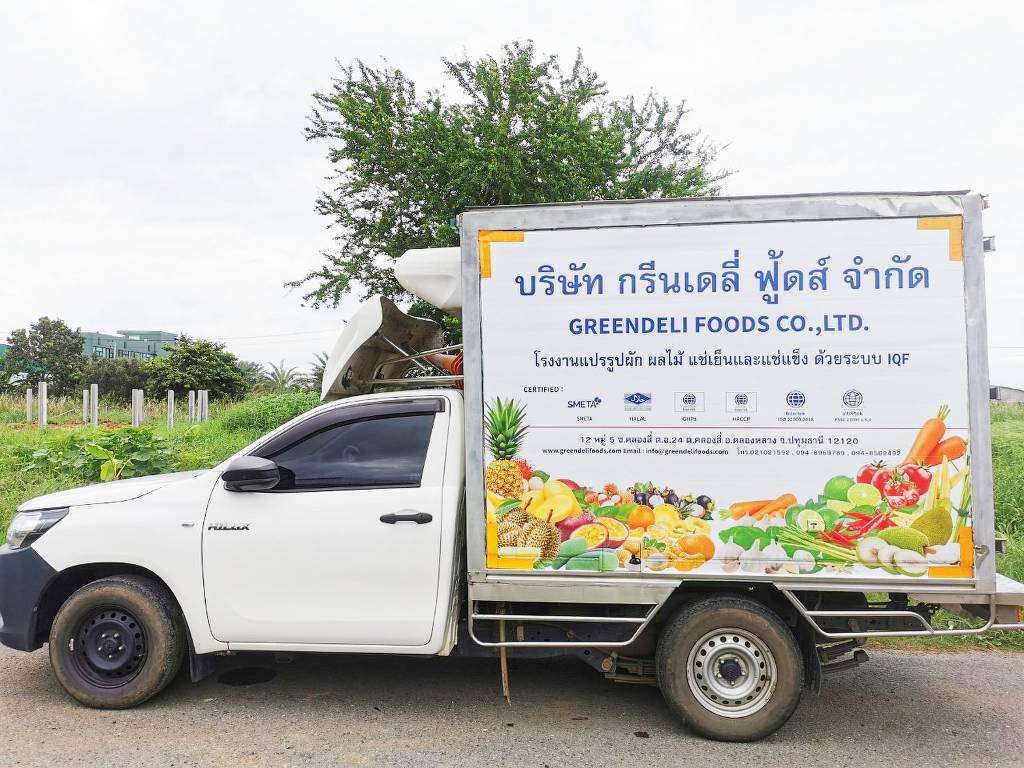 สติ๊กเกอร์รถกระบะบริษัทขนส่งอาหาร โชว์ภาพผลไม้สดและข้อมูลติดต่อเพื่อสื่อสารแบรนด์