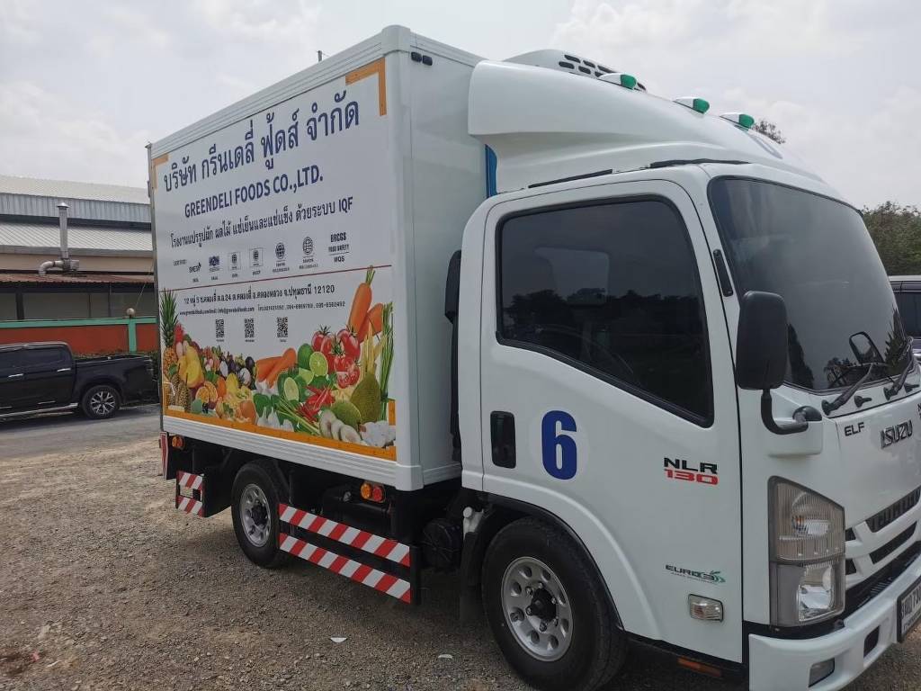 สติ๊กเกอร์รหัสรถยนต์องค์กรหมายเลข 6 สีน้ำเงินตัดกับผิวสีขาวของรถบรรทุกสี่ล้อกลางสำหรับงานกระจายสินค้า