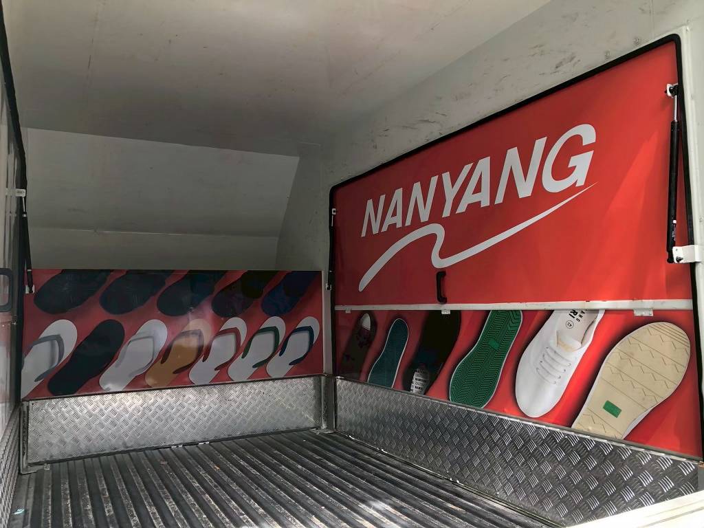 มิติการตกแต่งภายในตู้บรรทุกรถกระบะตอนเดียวด้วยสติ๊กเกอร์ PVC เกรดพรีเมียมกันน้ำรอบบริเวณแผงกั้นผนัง