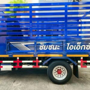 งานติดสติ๊กเกอร์ชื่อบริษัทบนแผงเหล็กข้างรถบรรทุก เป็นการโฆษณาที่ประหยัดและคุ้มค่า