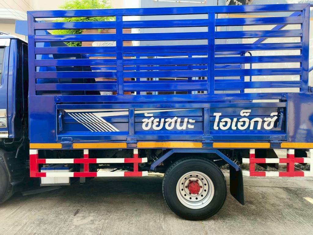 งานติดสติ๊กเกอร์ชื่อบริษัทบนแผงเหล็กข้างรถบรรทุก เป็นการโฆษณาที่ประหยัดและคุ้มค่า