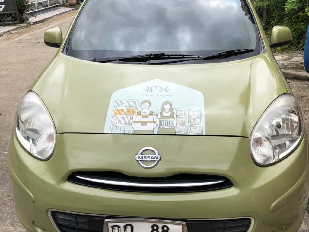 บริการติดสติ๊กเกอร์โลโก้และข้อมูลบนรถยนต์เก๋งบริษัท ลายภาพประกอบระบุตัวตนแบรนด์ Home Tidying บริเวณฝากระโปรงหน้า โดย Aura Print
