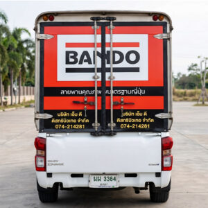 สติ๊กเกอร์ท้ายรถบริษัทตู้ทึบ แบรนด์ BANDO เน้นการจัดวางโลโก้ขนาดใหญ่และเบอร์โทรติดต่อเพื่อการสื่อสาร B2B ที่ชัดเจน